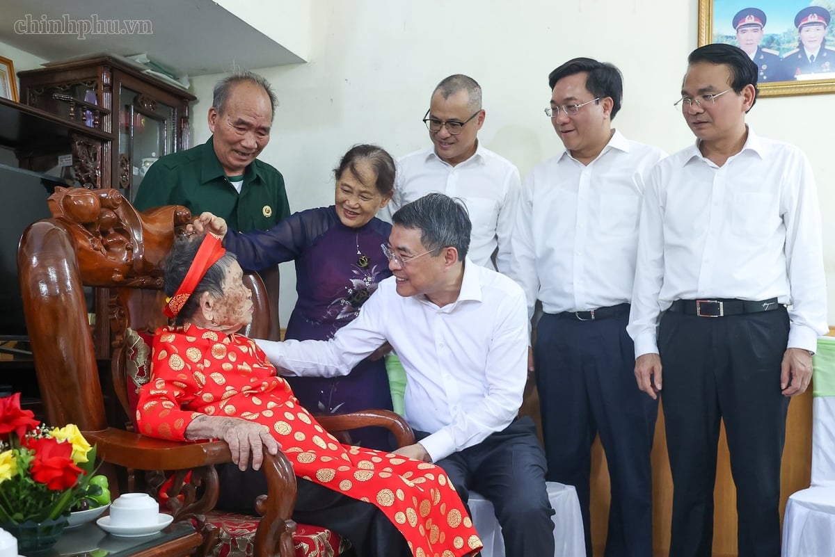 Thủ tướng Lê Minh Hưng tới thăm hỏi, tặng quà Mẹ Việt Nam anh hùng Nguyễn Thị Phước. Ảnh: VGP/Nhật Bắc.