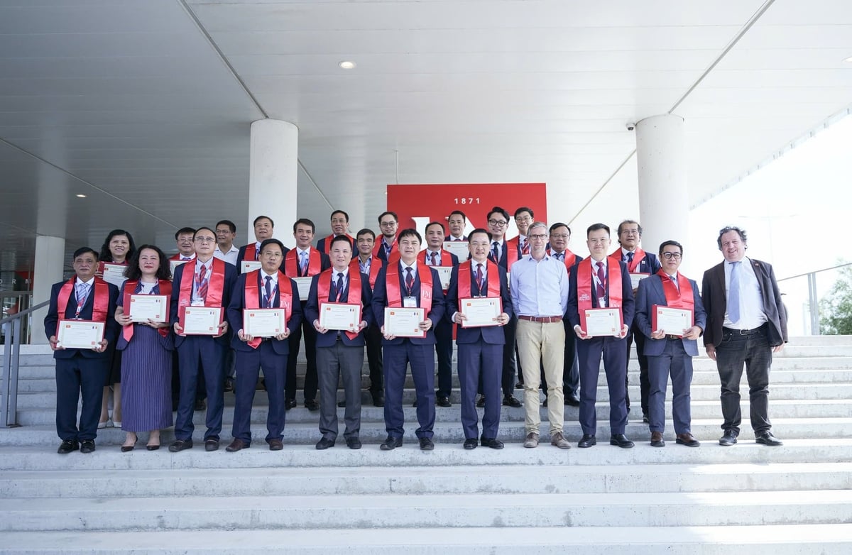 Đoàn công tác của Tập đoàn Hoá chất Việt Nam tham dự Lễ bế giảng Chương trình đào tạo 'Lãnh đạo và đổi mới trong kỷ nguyên tăng trưởng xanh'. Ảnh: Vinachem.