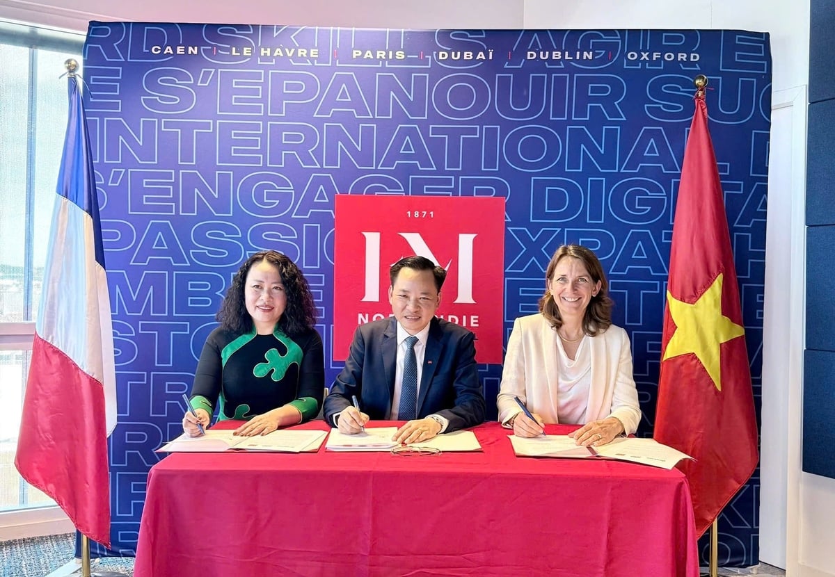 Lễ ký kết Bản ghi nhớ hợp tác (MOU) giữa Vinachem, Học viện Hành chính và Quản trị công cùng Trường Quản trị Normandie. Ảnh: Vinachem.