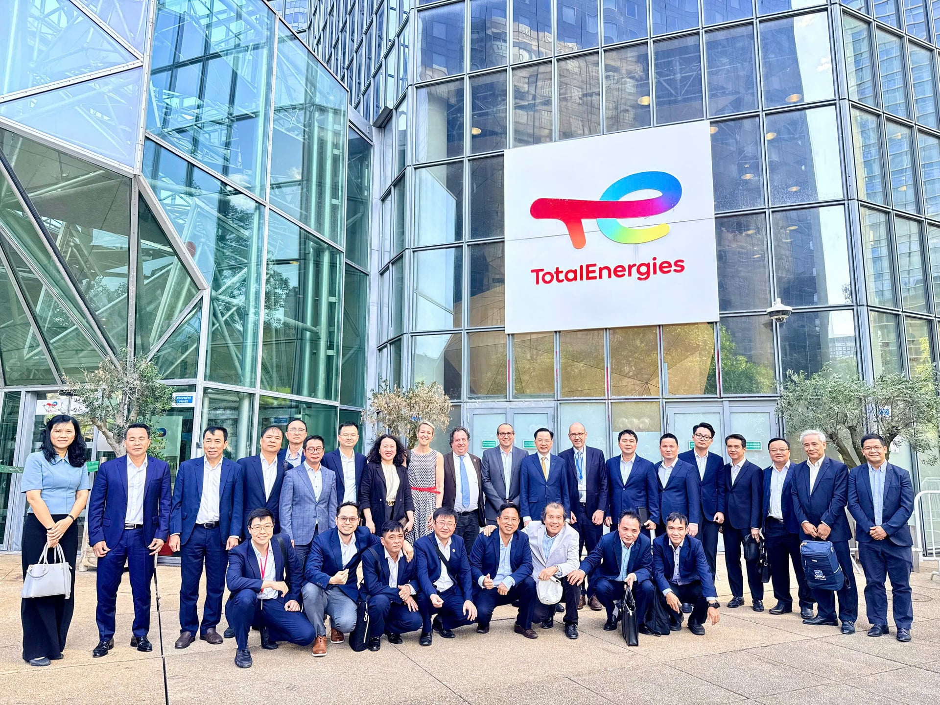 Đoàn công tác làm việc với Tập đoàn TotalEnergies nhằm trao đổi về xu hướng chuyển đổi năng lượng và phát triển công nghiệp bền vững. Ảnh: Vinachem.