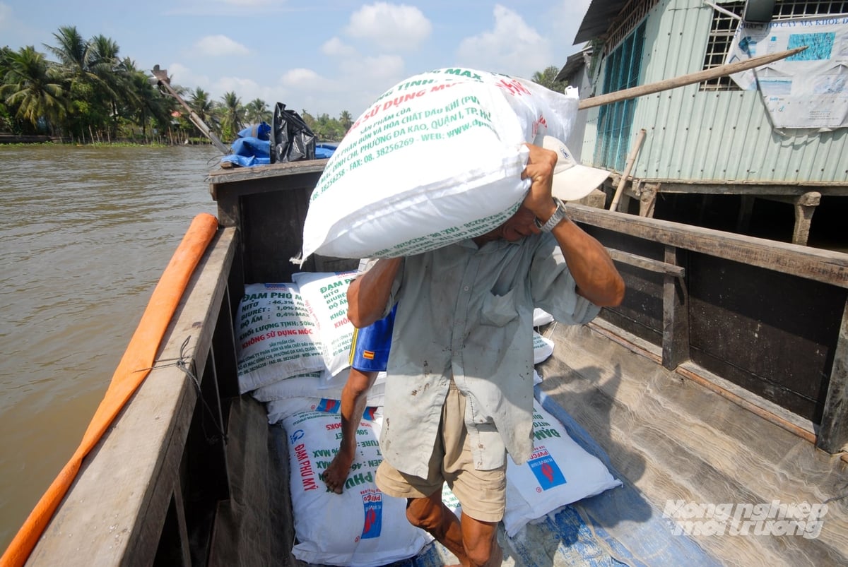 Giá phân urê giảm giá trong thời gian gần đây góp phần giảm chi phí đầu vào, giúp bà con nông dân ĐBSCL yên tâm đầu tư chăm sóc lúa hè thu 2026. Ảnh: Lê Hoàng Vũ.