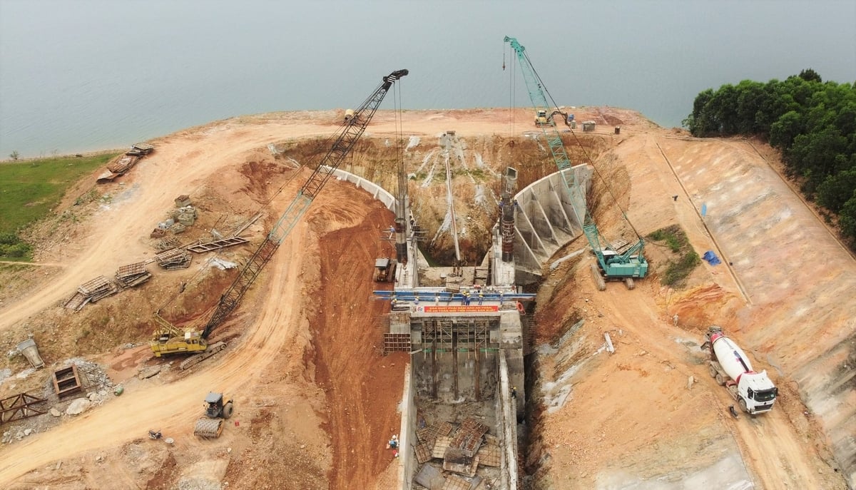 Chủ đầu tư các dự án tiêu thoát lũ cần tiếp tục chạy đua với thời gian, đẩy nhanh tiến độ khi mùa mưa bão năm 2026 đã cận kề. Ảnh: Thanh Nga.