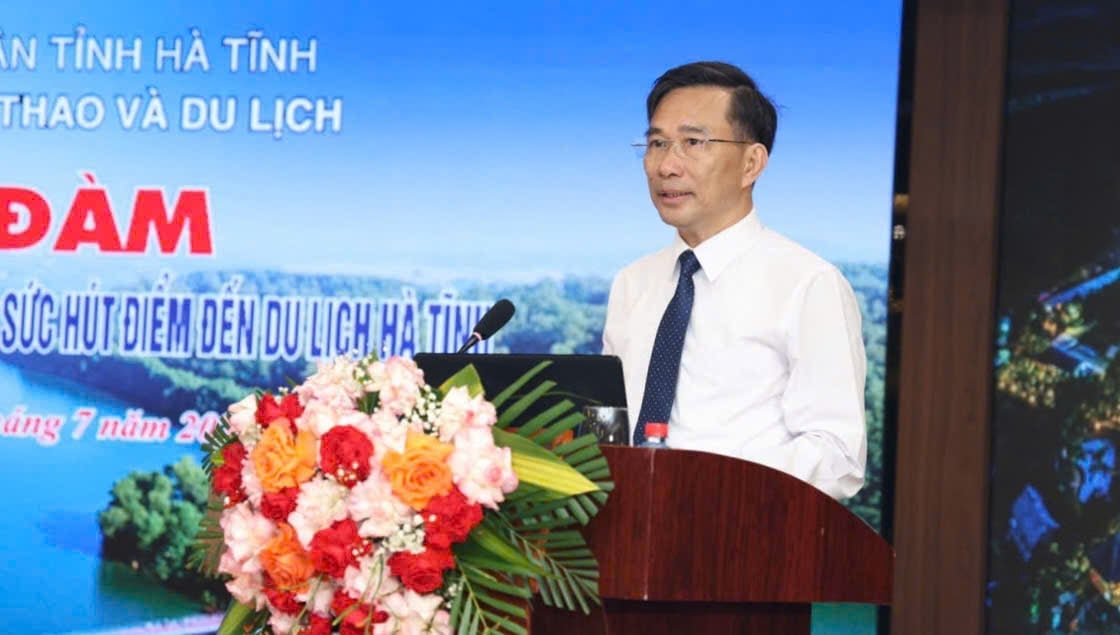 Ông Nguyễn Viết Trường, Giám đốc Sở Văn hóa, Thể thao và Du lịch Hà Tĩnh phát biểu khai mạc tọa đàm. Ảnh: T.Nga.