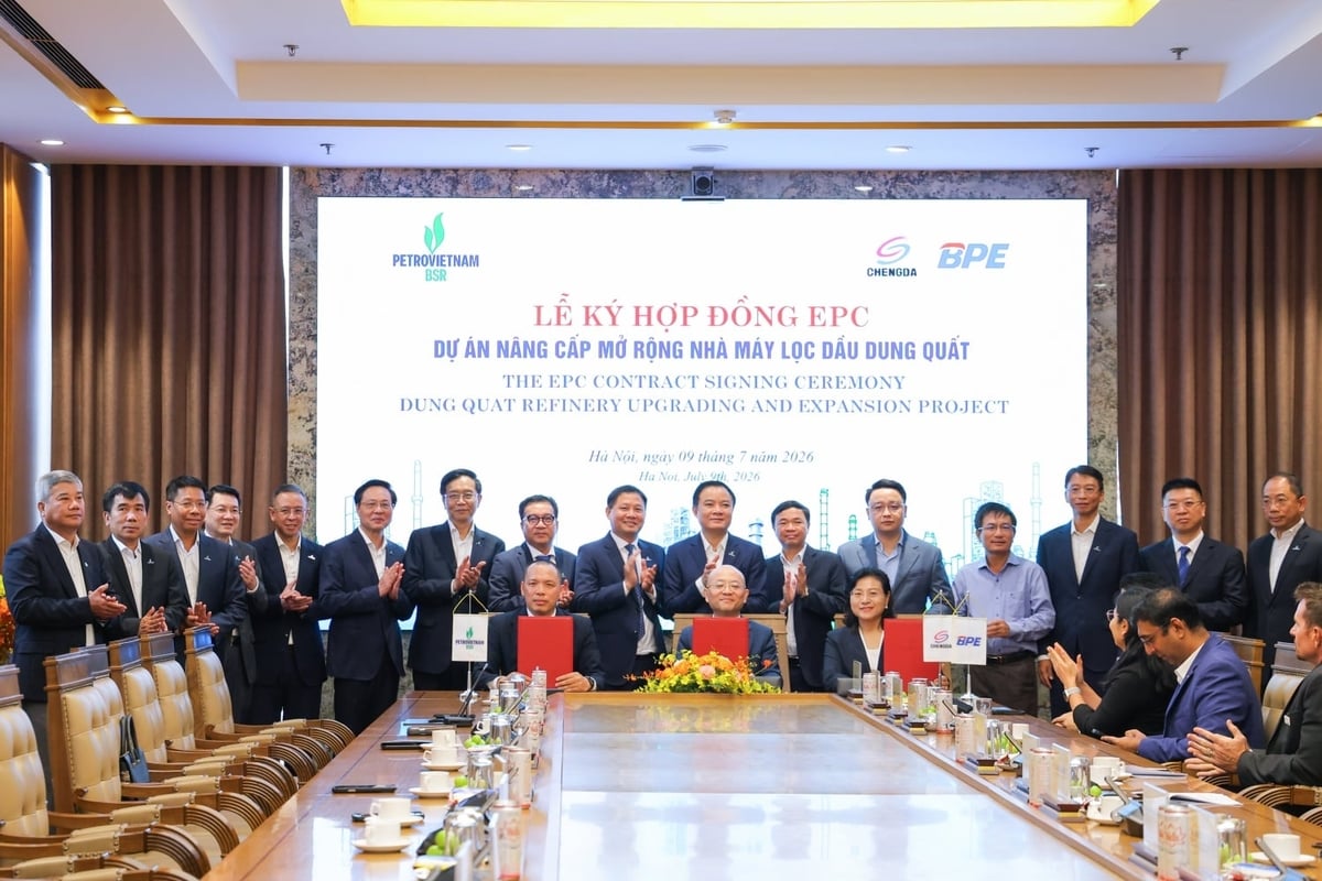 Dưới sự chứng kiến của lãnh đạo các Bộ, ban ngành Trung ương, tỉnh Quảng Ngãi và Petrovietnam; Ban Quản lý Dự án NCMR NMLD Dung Quất - trực thuộc BSR ký hợp đồng EPC với Liên danh nhà thầu. Ảnh: PVN.