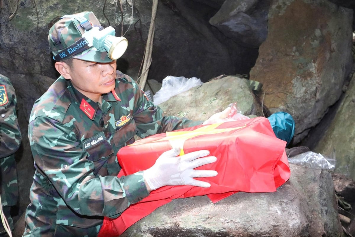 Đưa hài cốt liệt sĩ từ hang Đá Sập về nơi an táng. Ảnh: Quang Cường.
