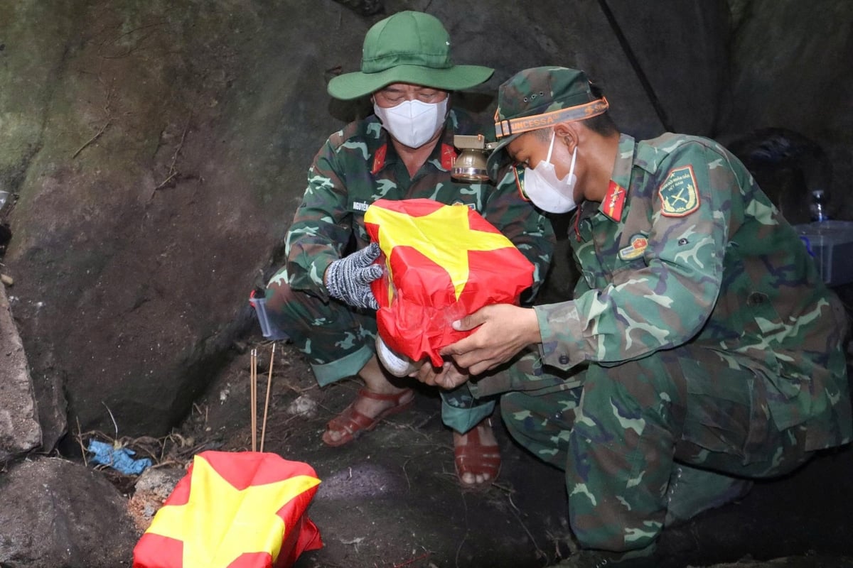 Hài cốt liệt sĩ được cán bộ, chiến sĩ đội quy tập tìm thấy sau hơn 50 năm hi sinh. Ảnh: Quang Cường.