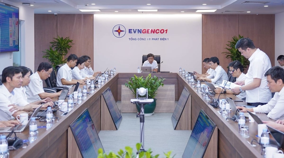 Đại diện Ban Khoa học công nghệ và Đổi mới sáng tạo EVNGENCO1 báo cáo kết quả triển khai các nhiệm vụ khoa học công nghệ, đổi mới sáng tạo và chuyển đổi số tại phiên họp. Ảnh: EVNGENCO1.
