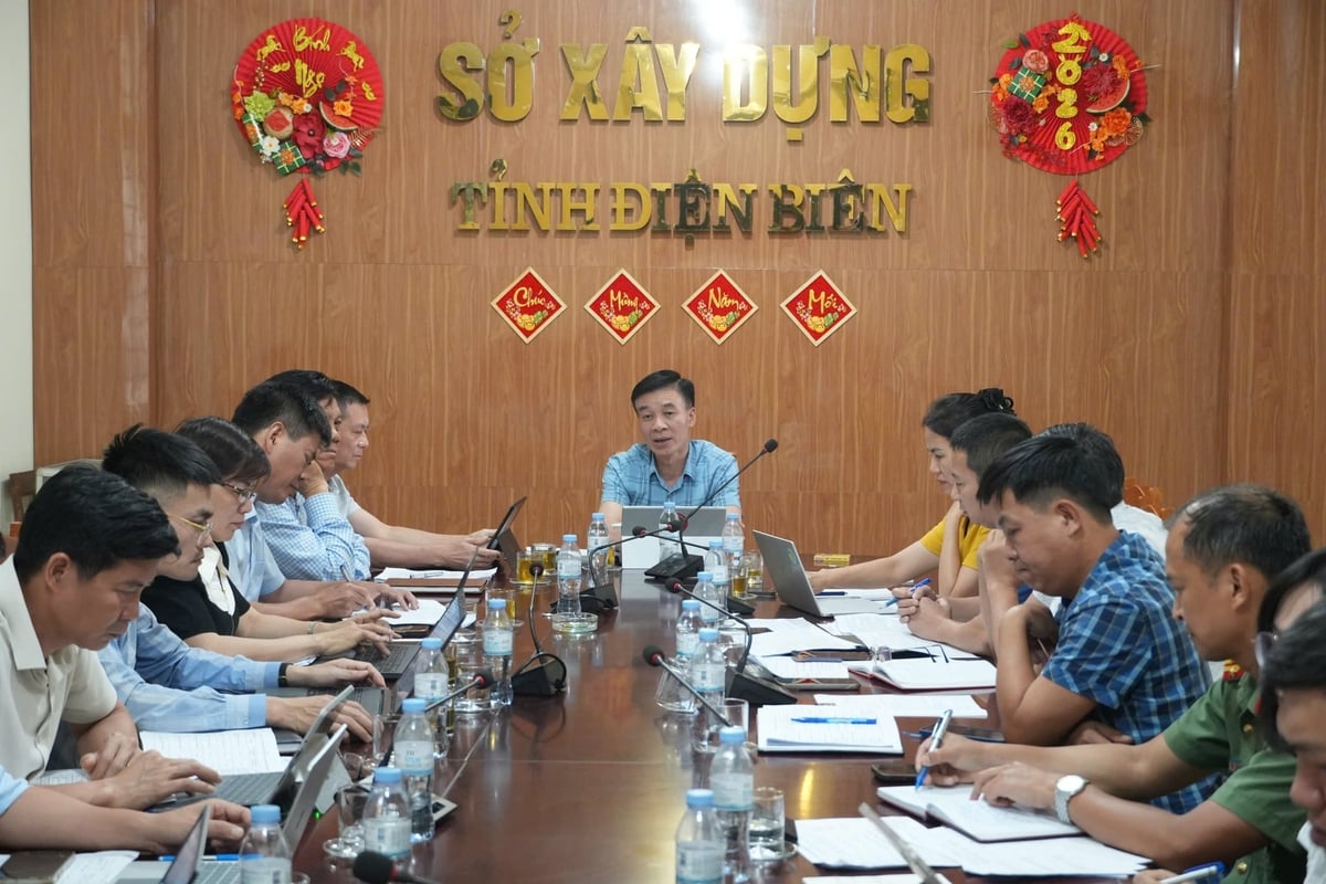 Ông Bùi Văn Luyện, Giám đốc Sở Xây dựng tỉnh Điện Biên cùng các đơn vị liên quan thống nhất giải pháp bảo đảm nguồn cung vật liệu xây dựng phục vụ các dự án trọng điểm giai đoạn 2026-2030. Ảnh: Nguyễn Dương. 