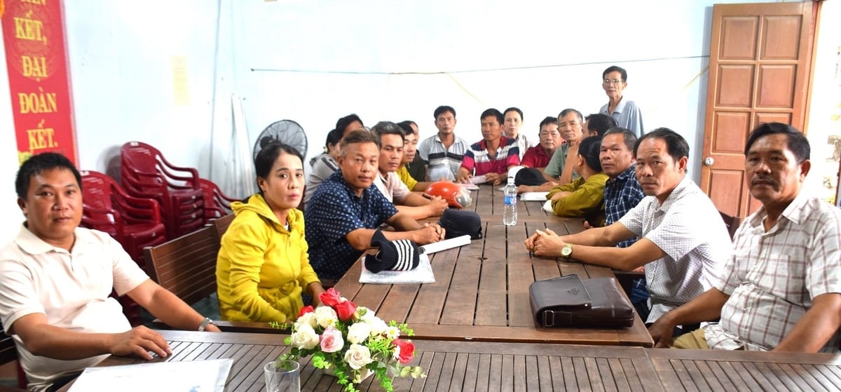 Đại diện 15 hộ ngư dân có tàu cháy tập trung tại thôn Trung Lương (xã Cát Tiến, Gia Lai) làm giấy đề nghị hỗ trợ nhân đạo sau vụ cháy tàu. Ảnh: V.Đ.T.