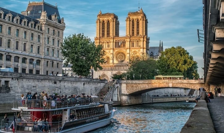 Paris đang tận dụng sông Seine làm nguồn điều hòa cho thành phố trong bối cảnh nắng nóng cực đoan ngày càng trầm trọng. Ảnh:&nbsp;Maxime Gilbert/Euronews.