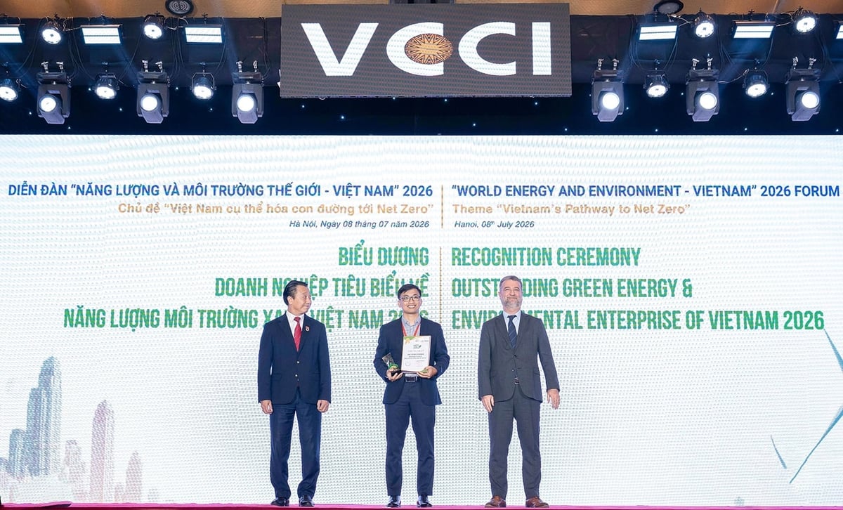Đại diện Tập đoàn Mavin vinh dự nhận giải thưởng 'Doanh nghiệp Xanh'. Ảnh: Mavin.