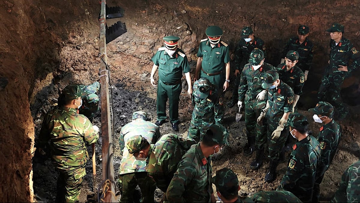 Thiếu tướng Trần Chí Tâm, Phó Chính ủy, Trưởng Ban Chỉ đạo Quân khu 7 về tìm kiếm, quy tập hài cốt liệt sĩ kiểm tra các lực lượng làm nhiệm vụ tìm kiếm tại công viên Lê Thị Riêng. Ảnh: Lê Tiến.