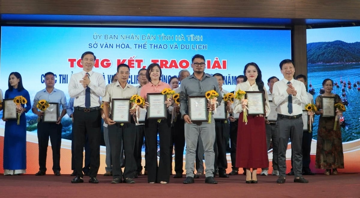 Lãnh đạo Sở Văn hóa, Thể thao và Du lịch trao giải Nhì cho tác giả, nhóm tác giả. Ảnh: T.Nga.