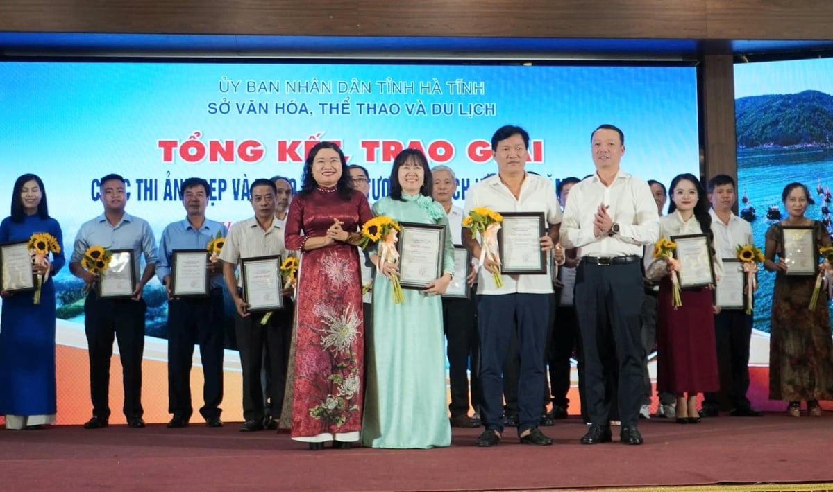 Chủ tịch và Phó chủ tịch UBND tỉnh Hà Tĩnh trao chứng nhận cho các tác giả đoạt giải Nhất. Ảnh: T.Nga.