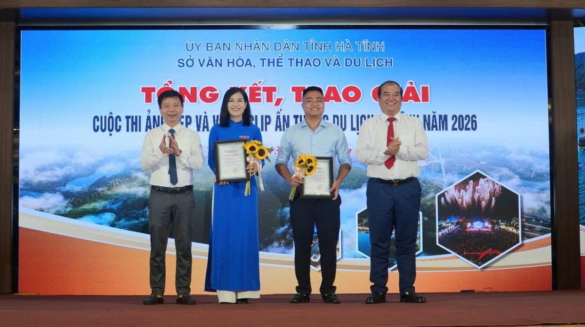 Các tác giả đoạt giải Khuyến khích. Ảnh: T.Nga.