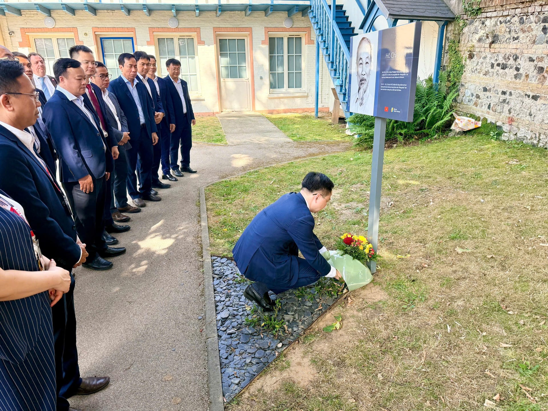 Đoàn công tác đã đến dâng hoa tưởng niệm tại nơi Chủ tịch Hồ Chí Minh từng sống và làm việc tại Le Havre (Pháp). Ảnh: Vinachem.