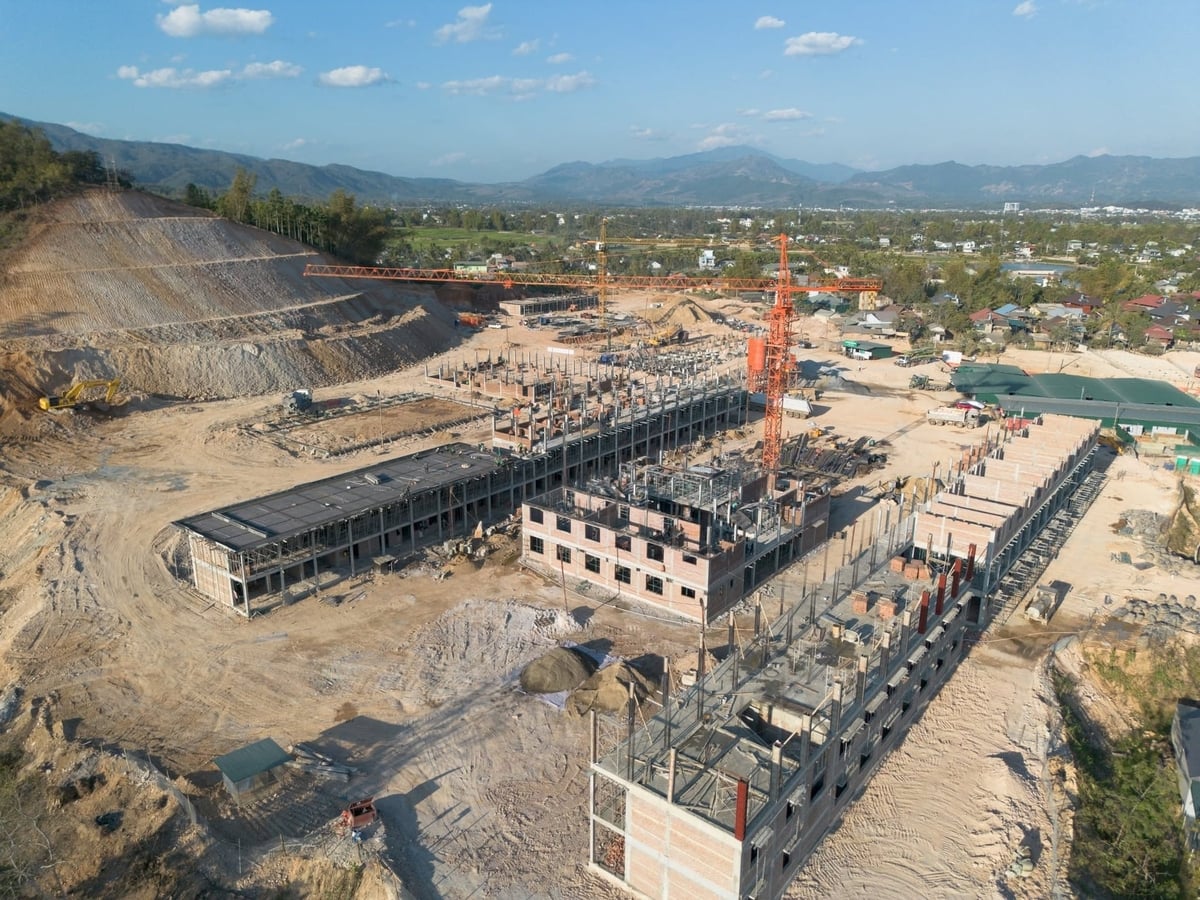 Các dự án xây dựng trường nội trú liên cấp trên địa bàn tỉnh Điện Biên đang được triển khai, làm gia tăng nhu cầu vật liệu xây dựng, phục vụ thi công. Ảnh: Công ty TNHH TM&DV số 6. 
