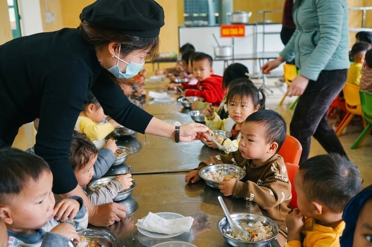 Bữa ăn bán trú tại trường mầm non. Ảnh: Tuoitre.vn.