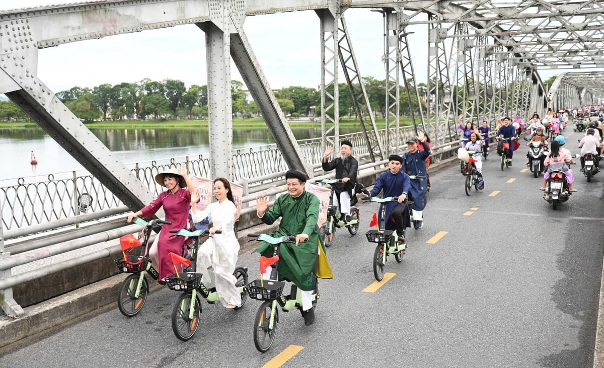 Trong 6 tháng cuối năm, ngành du lịch TP. Huế đặt mục tiêu đón từ 7,3 - 7,5 triệu lượt khách, phấn đấu đạt tổng thu từ du lịch khoảng 20.000 tỷ đồng. Ảnh: V.D.