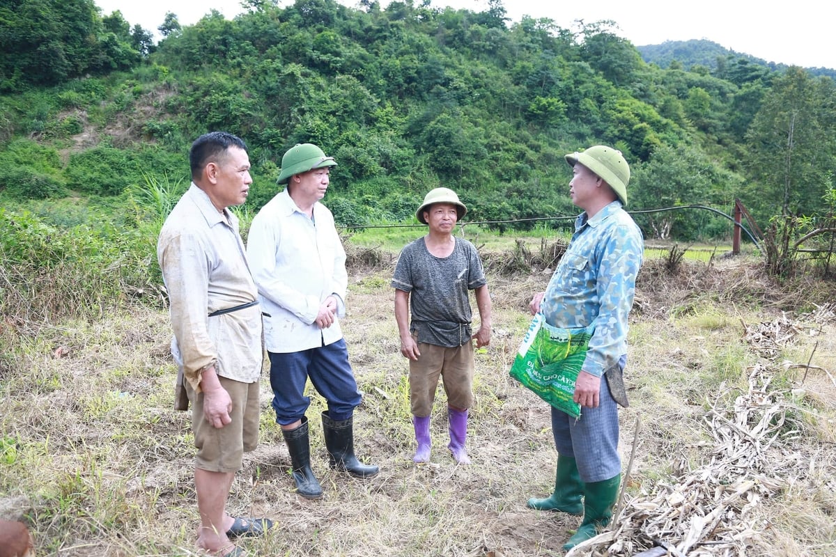 Ông Lò Trung Viên, Trưởng thôn Minh Nội và ông Lò Văn So, người có uy tín trong thôn, động viên các thành viên tổ tự quản sau buổi kiểm tra đường ống nước trên rừng. Ảnh: Thanh Ngà.