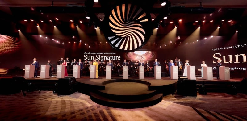 Các đại biểu thực hiện nghi thức ra mắt Sun Signature. Ảnh: Sun Group.