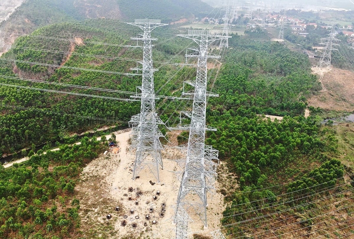 Cuối tháng 3/2026, Tổng công ty Truyền tải điện Quốc gia hoàn thành đấu nối các mạch đường dây 500kV từ Trạm biến áp 500kV Vĩnh Yên vào các đường dây 500kV Sơn La - Hiệp Hòa và Việt Trì - Hiệp Hòa, góp phần tăng cường liên kết và năng lực truyền tải điện miền Bắc. Ảnh: EVNNPT.