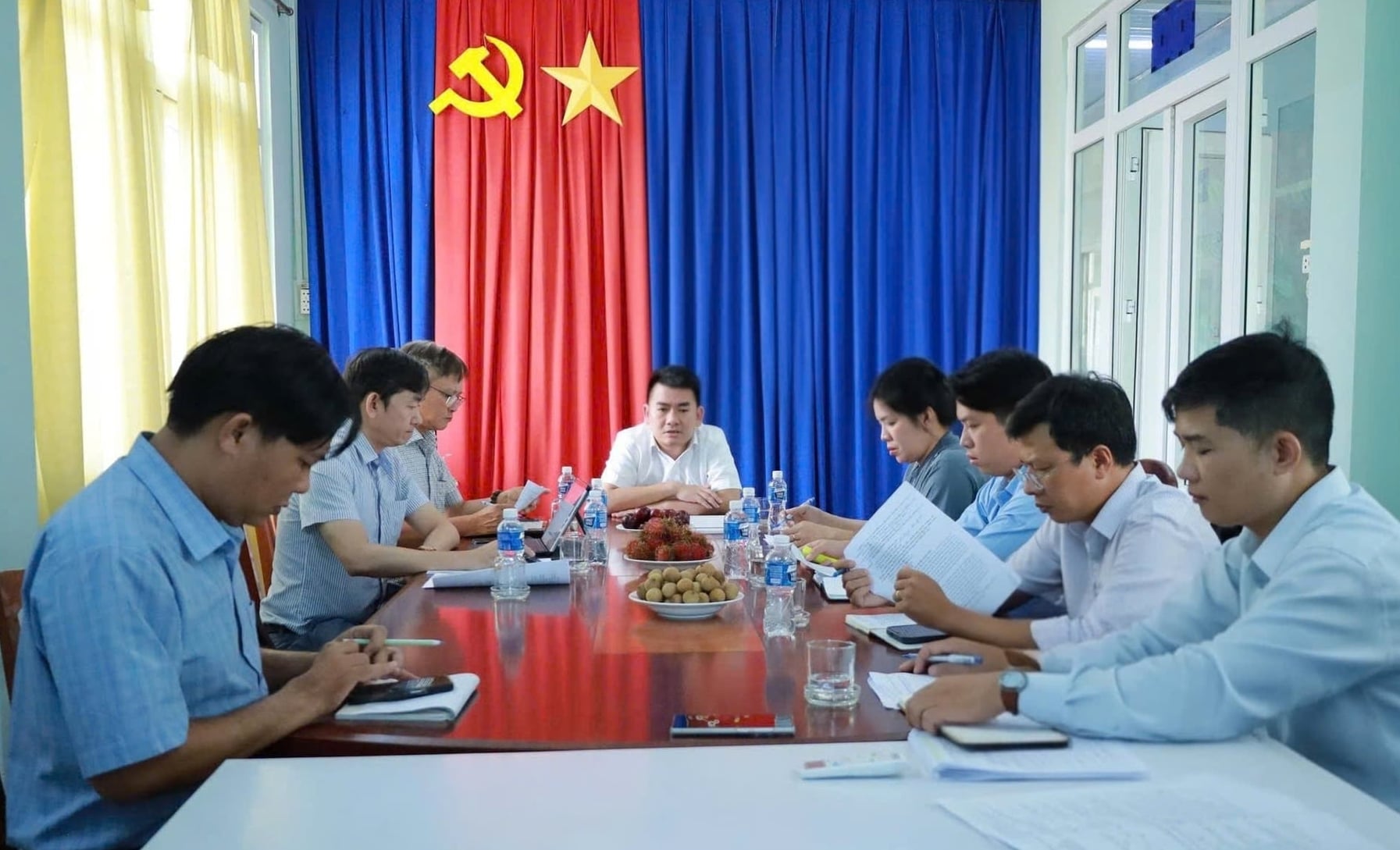Đoàn kiểm tra số 3 do ông Nguyễn Ngọc Tuyến, Phó Giám đốc Sở Nông nghiệp và Môi trường Khánh Hòa chủ trì làm việc với Chi nhánh Văn phòng Đăng ký đất đai Ninh Hải. Ảnh: Phương Chi.