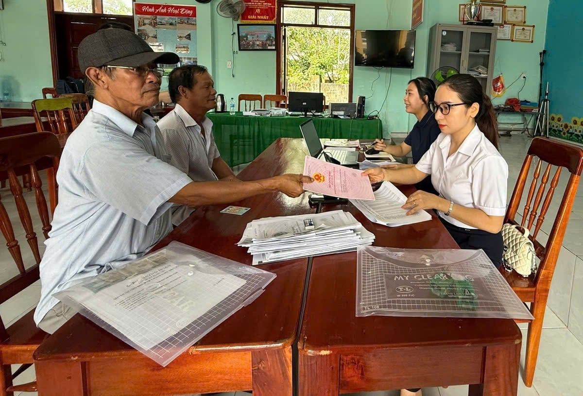 Việc chuẩn hóa dữ liệu đòi hỏi sự phối hợp chặt chẽ giữa ngành tài nguyên môi trường, công an, chính quyền cơ sở và sự tham gia của chính người dân trong việc cung cấp, xác thực thông tin. Ảnh: Võ Hà.