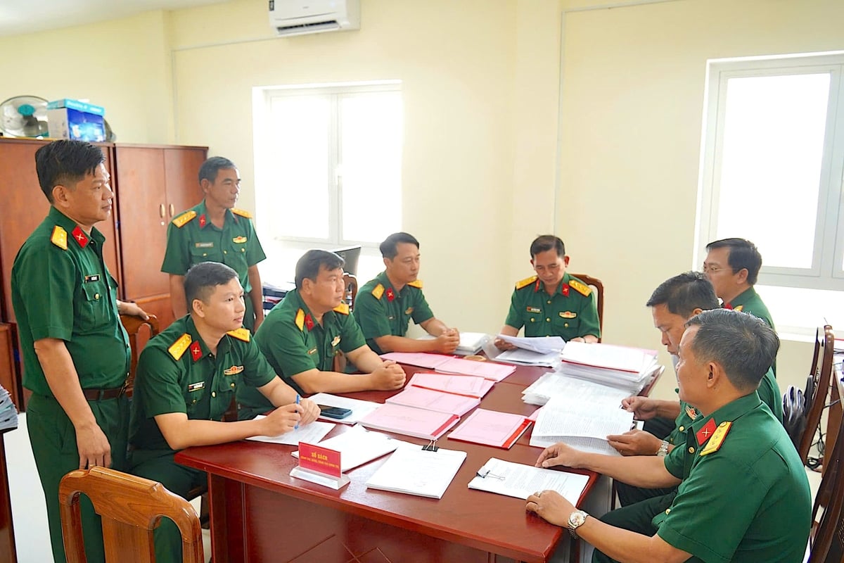 Thượng tá Ngô Hồng Phong, Phó Chủ nhiệm Chính trị Bộ Tư lệnh Thành phố đánh giá cao những kết quả Trường Quân sự đạt được trong thực hiện quy chế dân chủ cơ sở. Ảnh: Trường quân sự Bộ Tư lệnh.