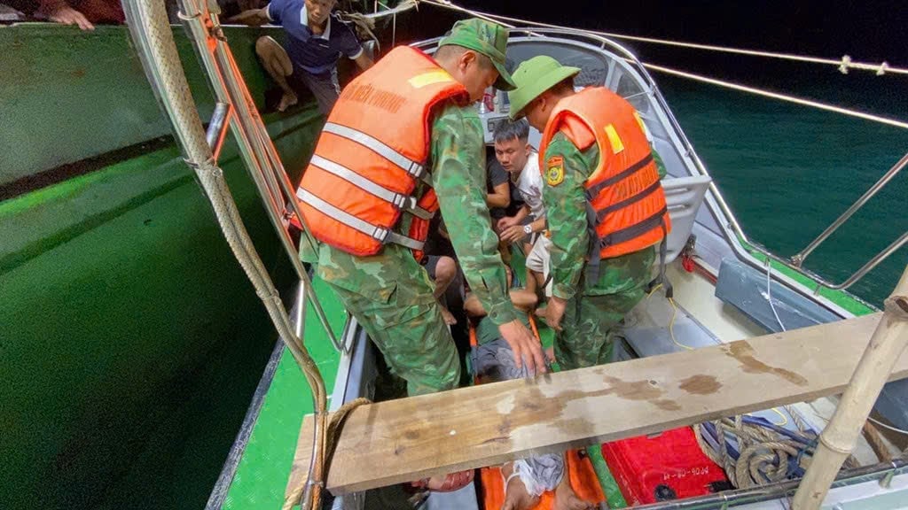 Thuyền viên Trần Huy Biên bị gãy chân phải, mất nhiều máu, nguy cơ ảnh hưởng nghiêm trọng đến tính mạng nếu không được cấp cứu kịp thời. Ảnh: Đồn Biên phòng Quỳnh Thuận.