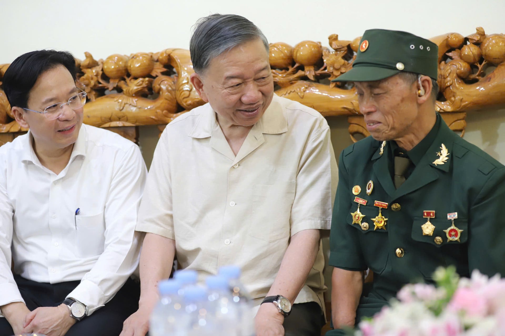 Tổng Bí thư, Chủ tịch nước Tô Lâm thăm hỏi, động viên thương binh Đoàn Thế Kỷ, tiểu khu Sao Đỏ 2, xã Vân Hồ. Ảnh: Trấn Long.