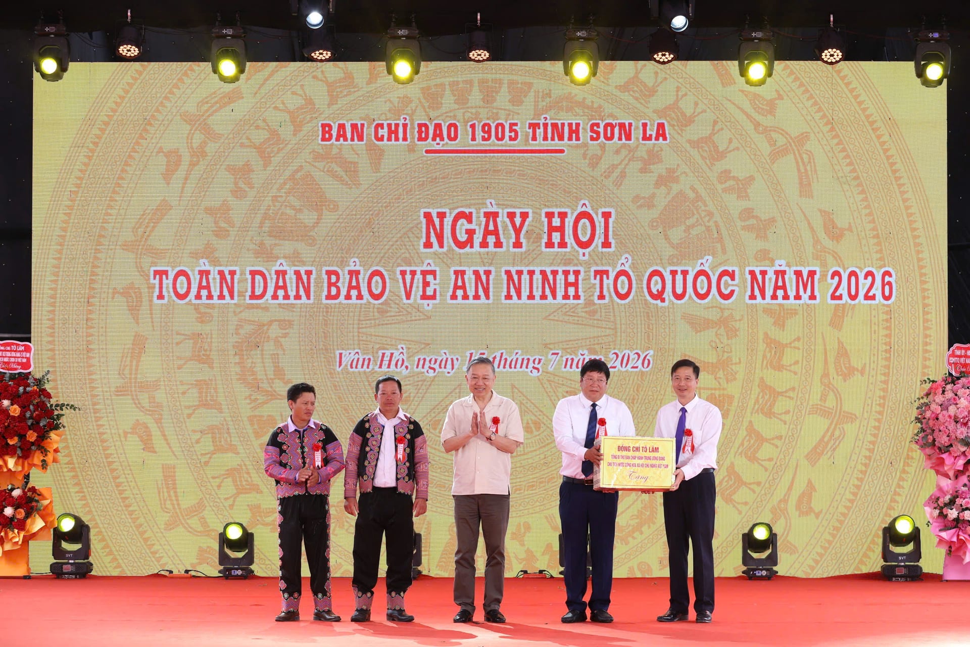 Tổng Bí thư, Chủ tịch nước Tô Lâm tặng quà cho xã Vân Hồ. Ảnh: Trấn Long.