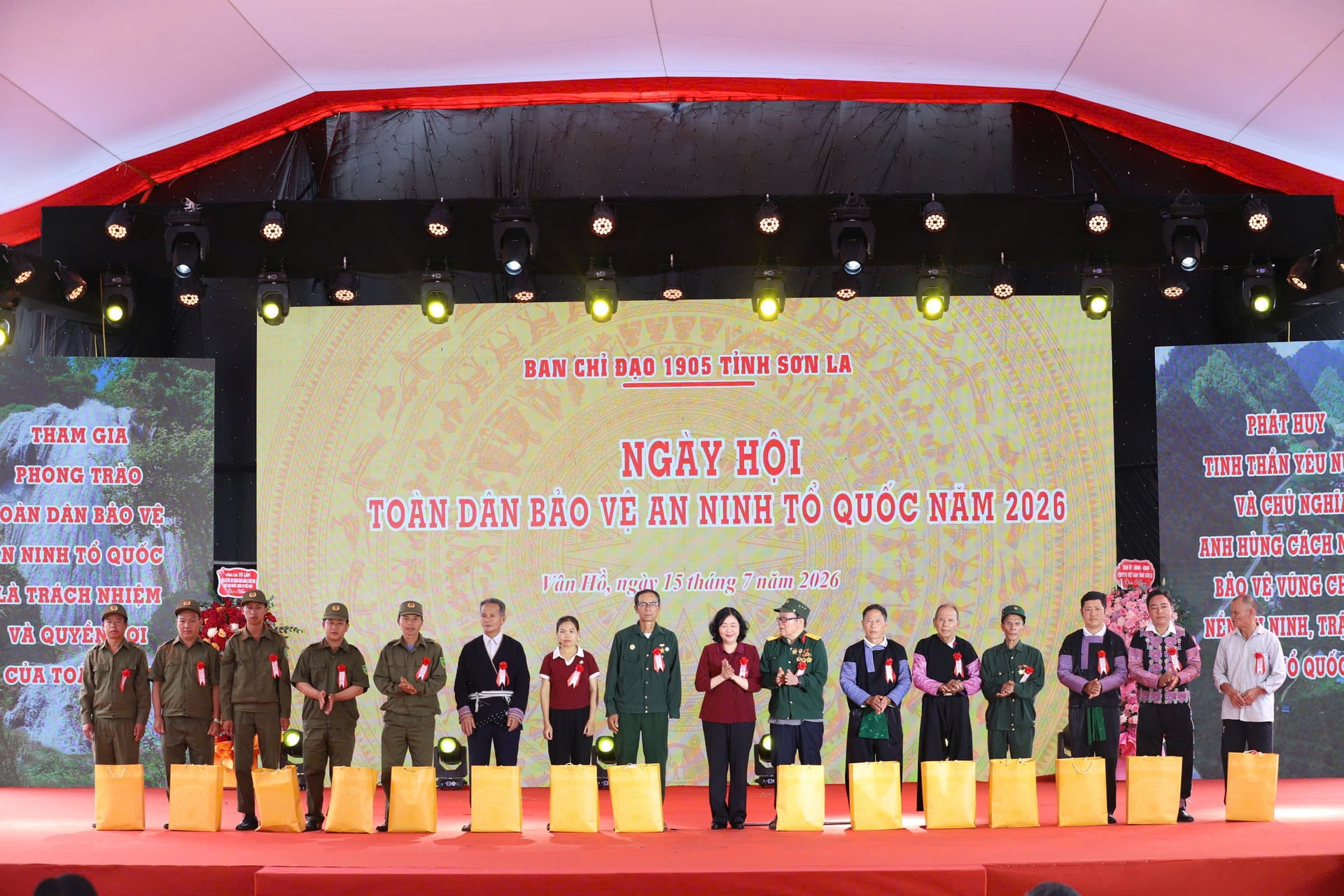 Đồng chí Bùi Thị Minh Hoài, Ủy viên Bộ Chính trị, Bí thư Trung ương Đảng, Chủ tịch Ủy ban Trung ương MTTQ Việt Nam tặng quà cho người có uy tín, già làng, trưởng bản, thành viên lực lượng tham gia bảo vệ ANTT, các gia đình chính sách, có hoàn cảnh khó khăn trên địa bàn bản Lóng Luông và xã Vân Hồ. Ảnh: Trấn Long.