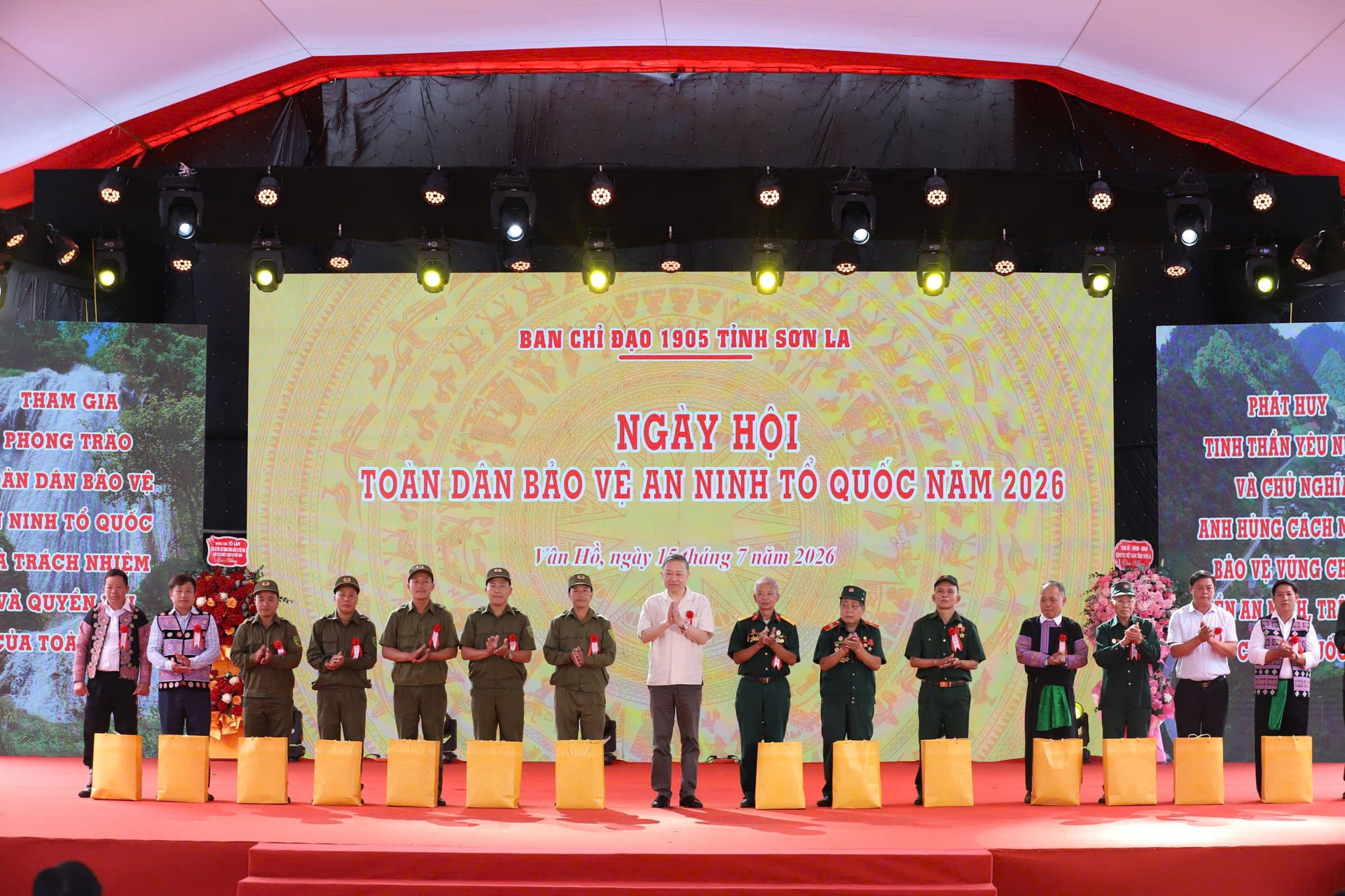 Tổng Bí thư, Chủ tịch nước Tô Lâm tặng quà cho người có uy tín, già làng, trưởng bản, thành viên lực lượng tham gia bảo vệ ANTT, các gia đình chính sách, có hoàn cảnh khó khăn trên địa bàn bản Lóng Luông và xã Vân Hồ. Ảnh: Trấn Long.
