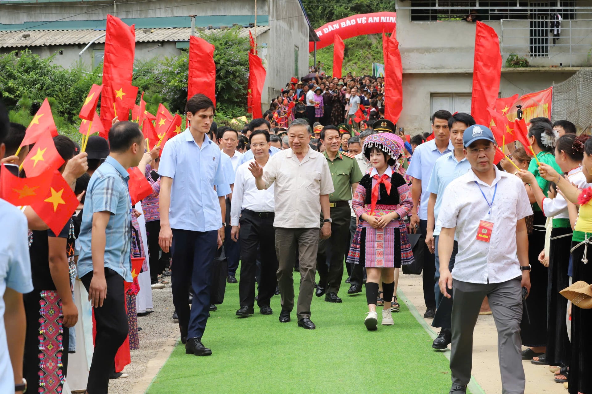 Đông đảo nhân dân, học sinh xã Vân Hồ đón chào Tổng Bí thư, Chủ tịch nước Tô Lâm cùng Đoàn công tác Trung ương. Ảnh: Trấn Long.