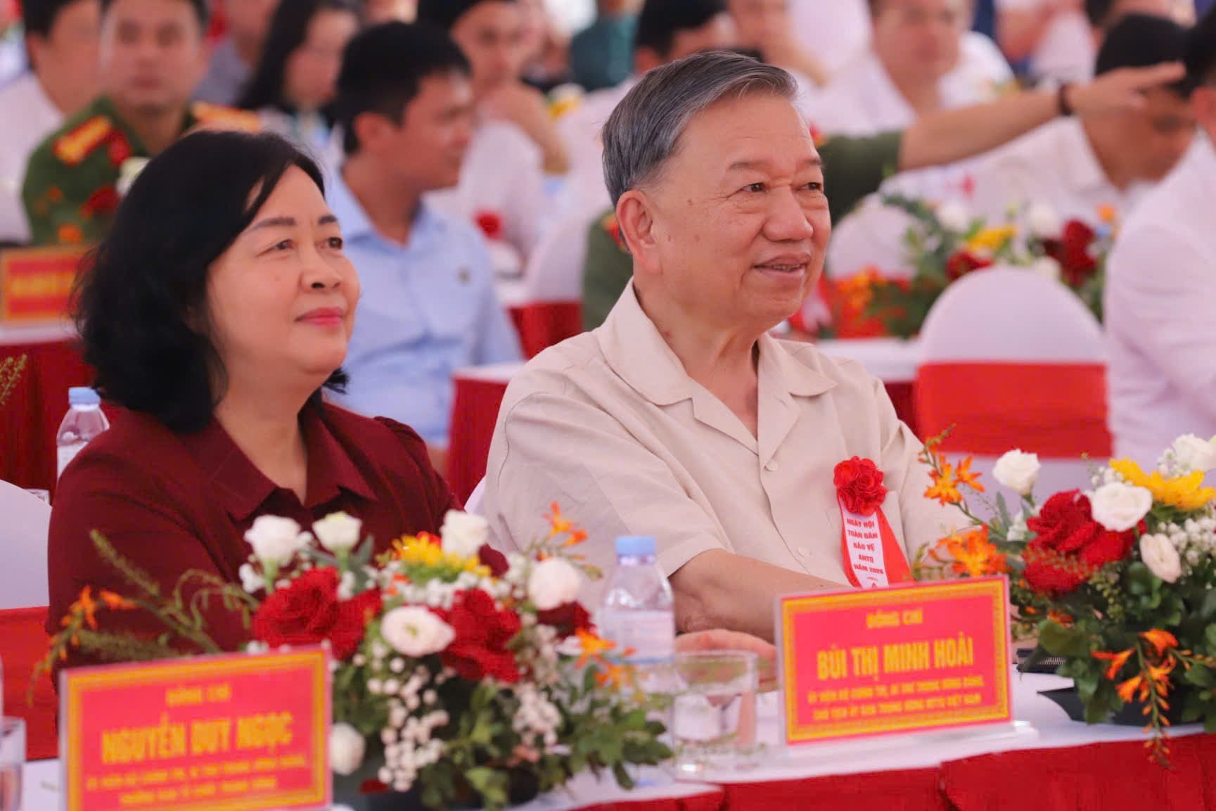 Tổng Bí thư, Chủ tịch nước Tô Lâm cùng các đại biểu dự Ngày hội toàn dân bảo vệ an ninh Tổ quốc năm 2026 tại bản Lóng Luông, xã Vân Hồ. Ảnh: Trấn Long.