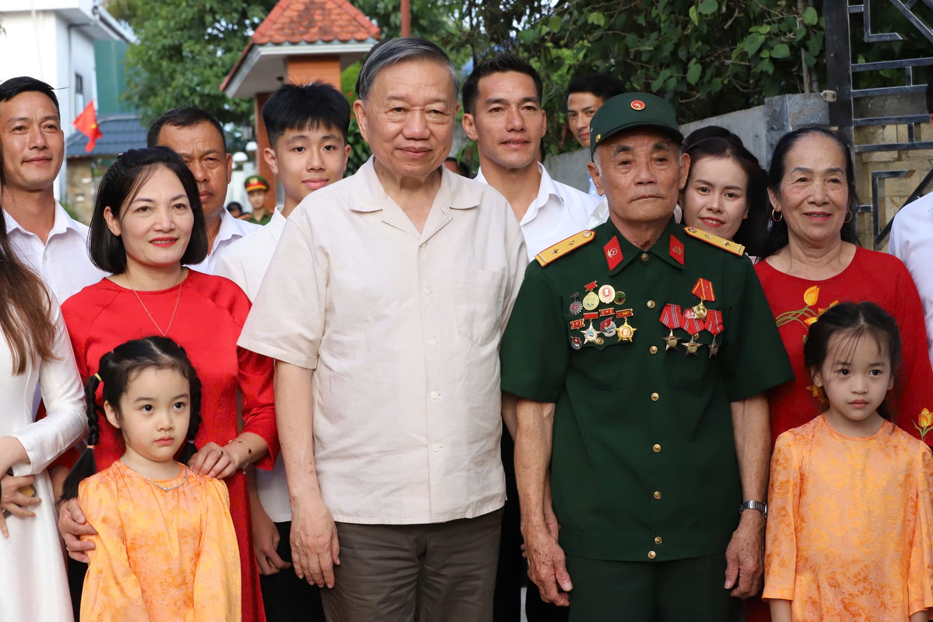 Tổng Bí thư, Chủ tịch nước Tô Lâm cùng đoàn công tác thăm gia đình ông Trần Xuân Hán, tổ dân phố 19/8, phường Thảo Nguyên. Ảnh: Trấn Long.