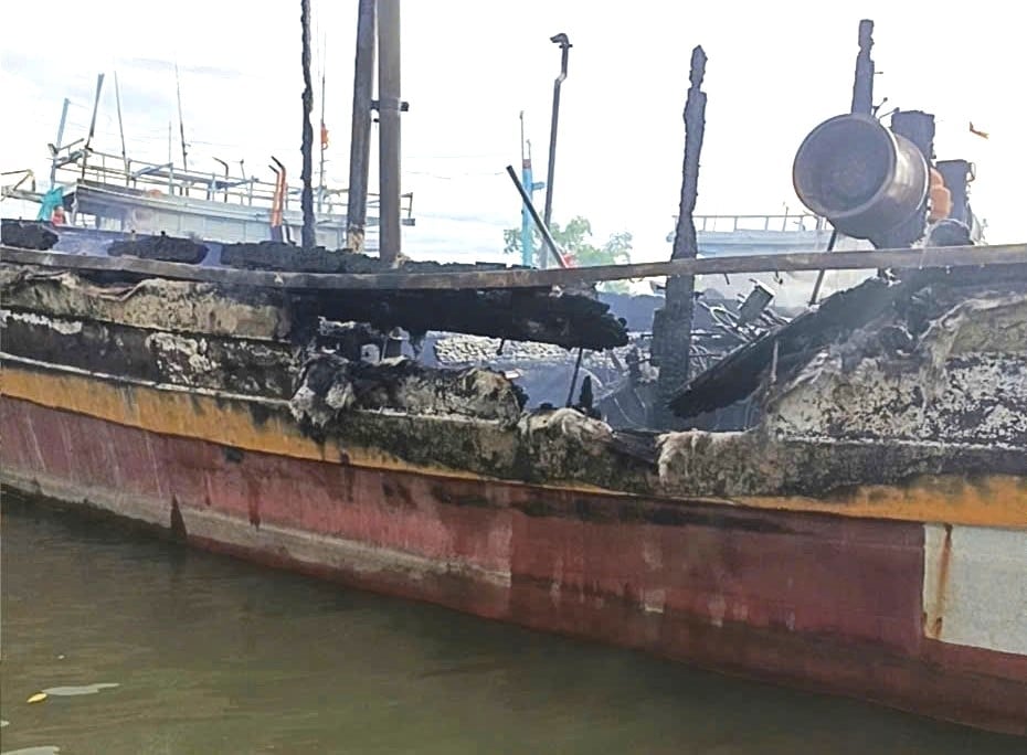Tàu cá của anh Nguyễn Văn Công bị cháy rụi phần chứa máy móc, thiết bị nên thiệt hại lớn. Ảnh: V.Đ.T.