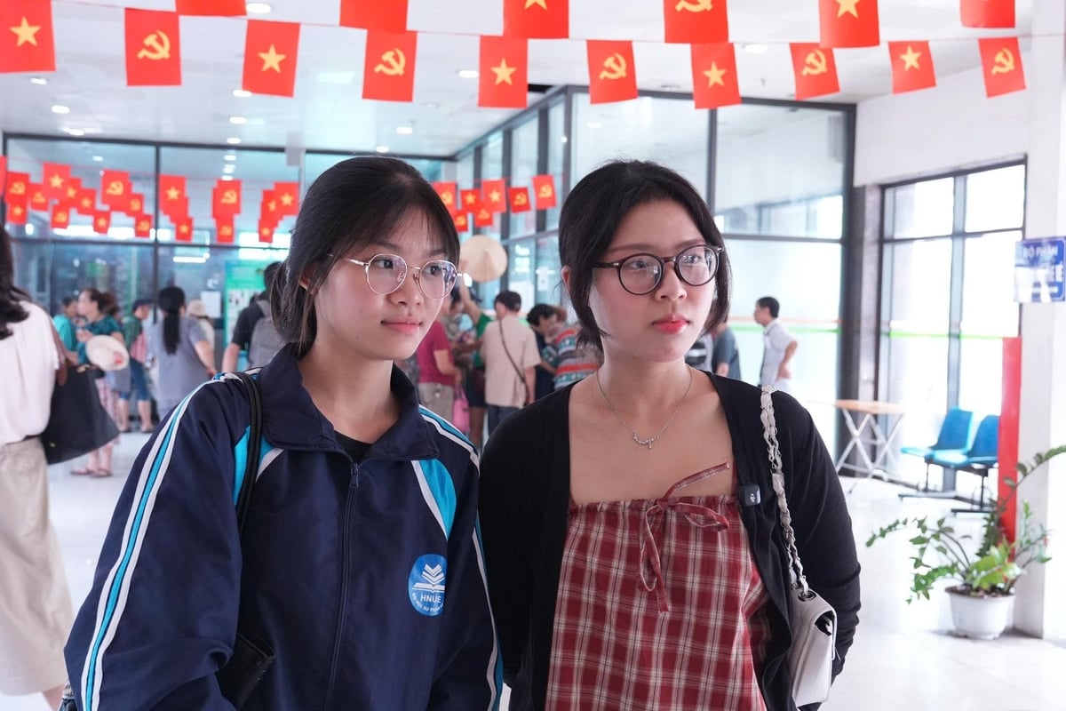 Phạm Thùy An (bên phải) cho biết việc dùng vé xe buýt ảo khá tiện lợi. Ảnh: Trung Nguyên.
