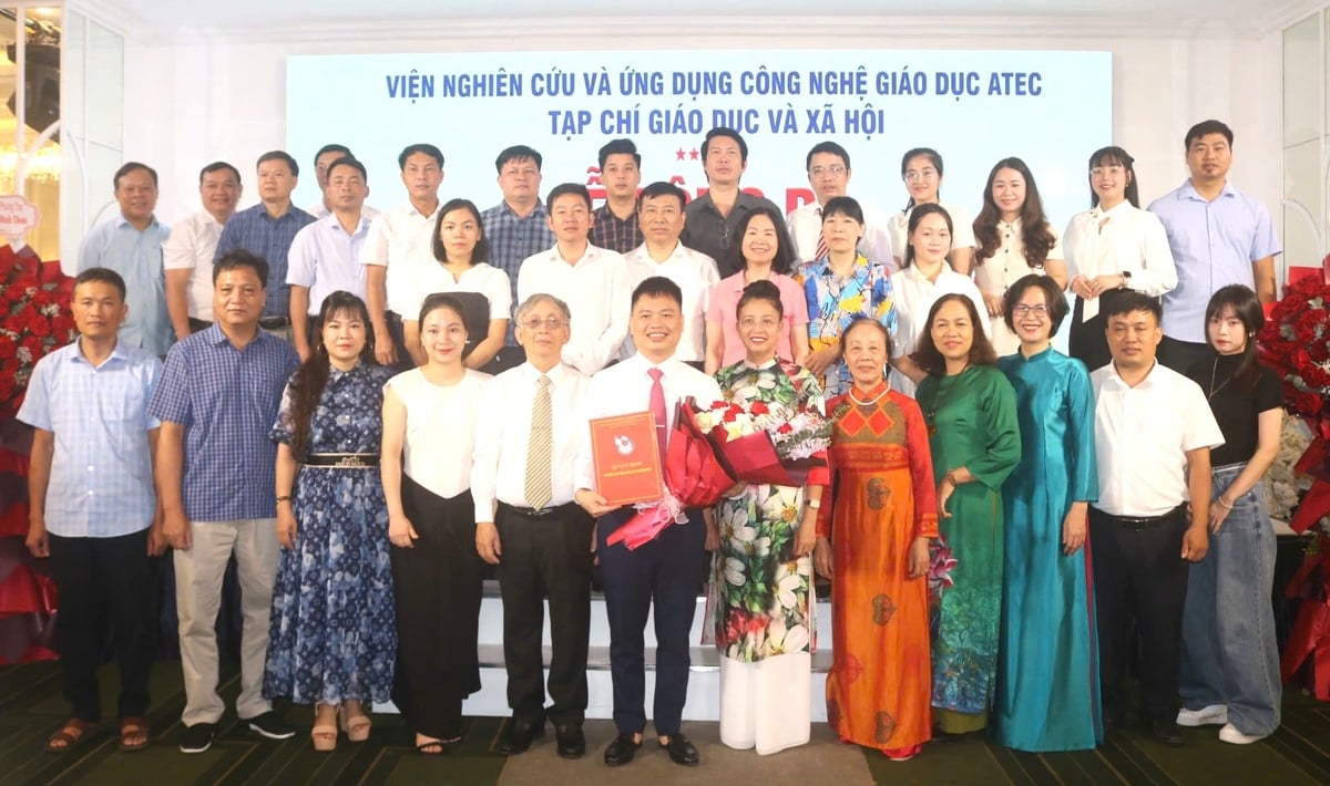 Các đại biểu tặng hoa chúc mừng Nhà báo Vũ Đình Thơm. Ảnh: Thủy Nhi.