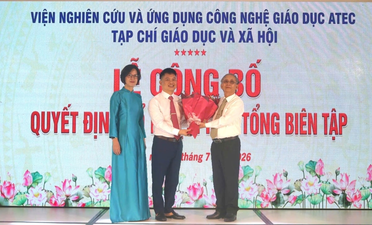 Nhà báo Vũ Đình Thơm nhận Quyết định bổ nhiệm giữ chức Phó Tổng Biên tập Tạp chí Giáo dục và Xã hội. Ảnh: Thủy Nhi.