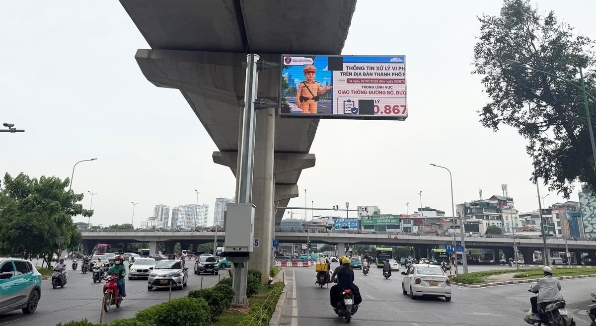 Việc đưa vào sử dụng 36 màn hình LED là một phương pháp ứng dụng công nghệ trong xử lý 5 'điểm nghẽn' của TP. Hà Nội. Ảnh: Cao Sơn.