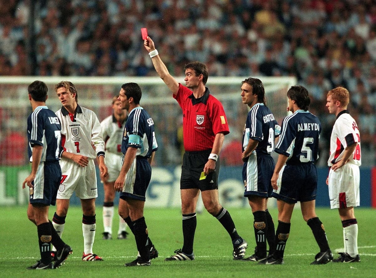 Chiếc thẻ đỏ tai tiếng của David Beckham tại World Cup 1998. Ảnh: FIFA.