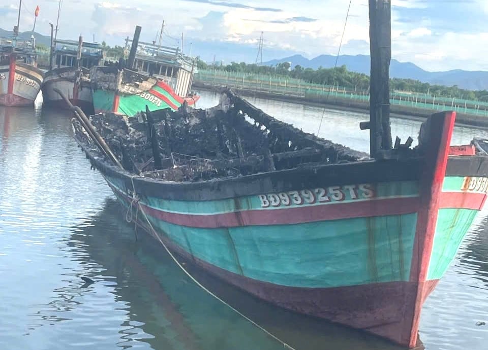 Tàu cá của anh Lê Văn Sang bị cháy rụi. Ảnh: V.Đ.T.