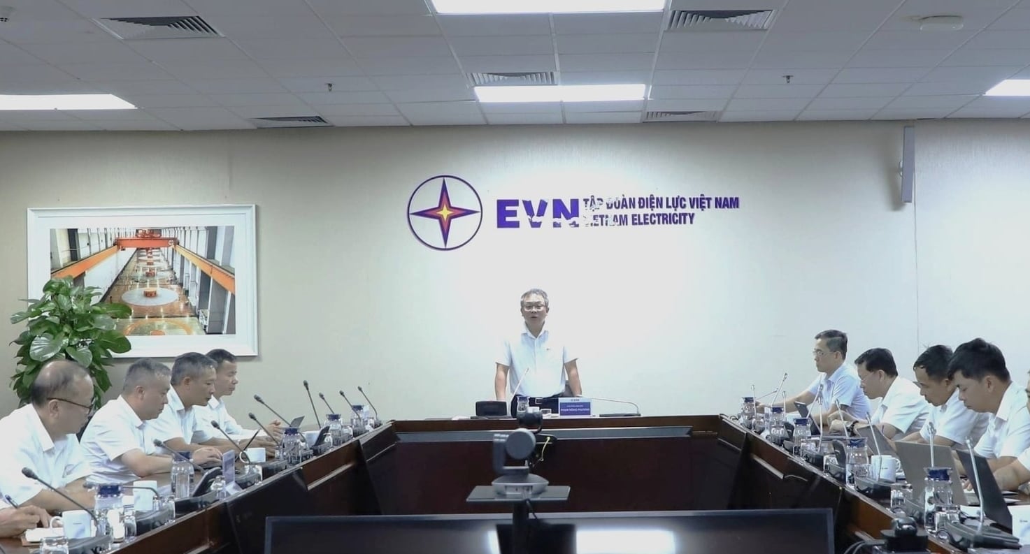 Phó Tổng giám đốc EVN Phạm Hồng Phương chủ trì cuộc họp về tình hình triển khai các công trình lưới điện trọng điểm khu vực miền Bắc. Ảnh: EVN.