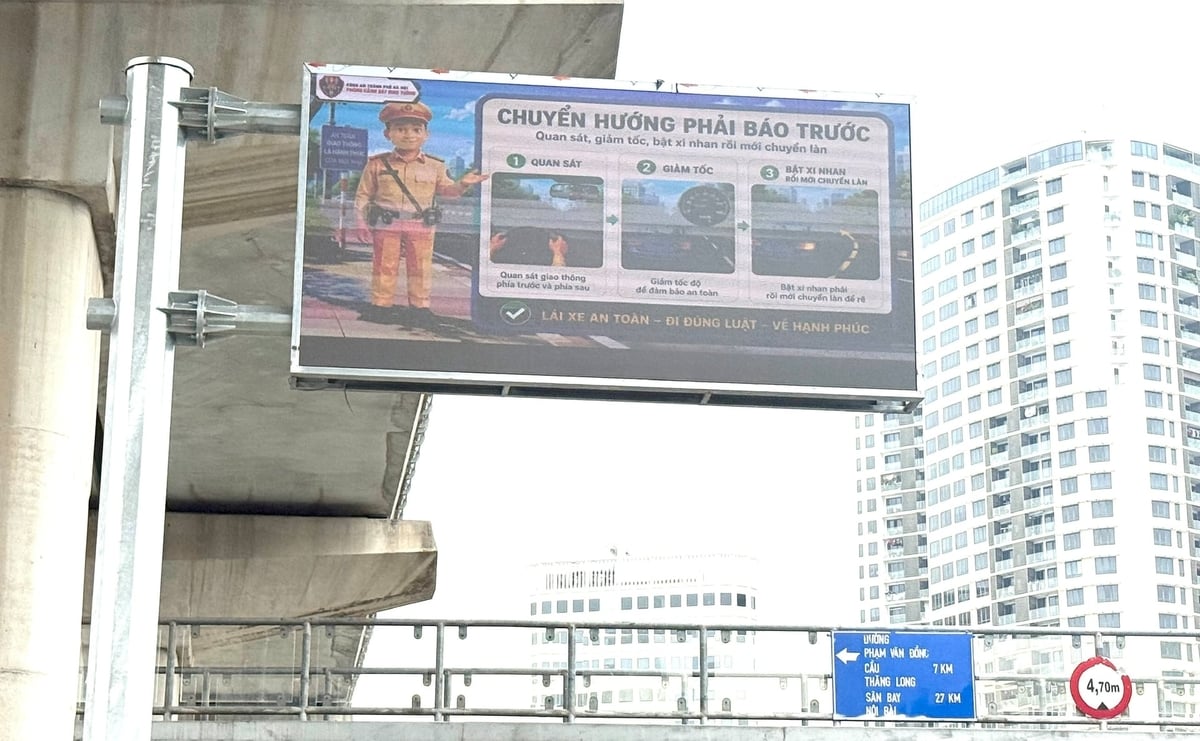 Ngoài khung giờ cao điểm, các màn hình LED sẽ được sử dụng để tuyên truyền, phổ biến kiến thức về an toàn giao thông. Ảnh: Cao Sơn.