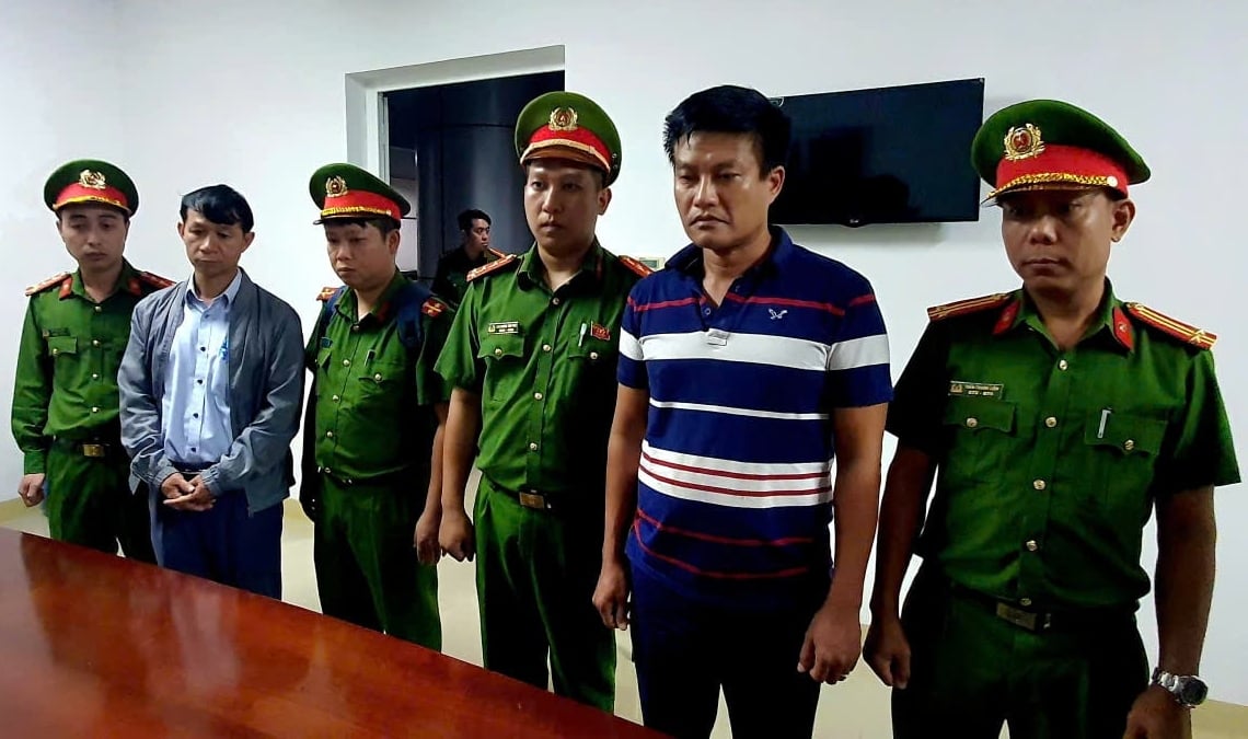 Cơ quan điều tra thi hành lệnh bắt 2 trưởng khoa của Bệnh viện Đa khoa vùng Tây Nguyên. Ảnh: Bộ Công an.
