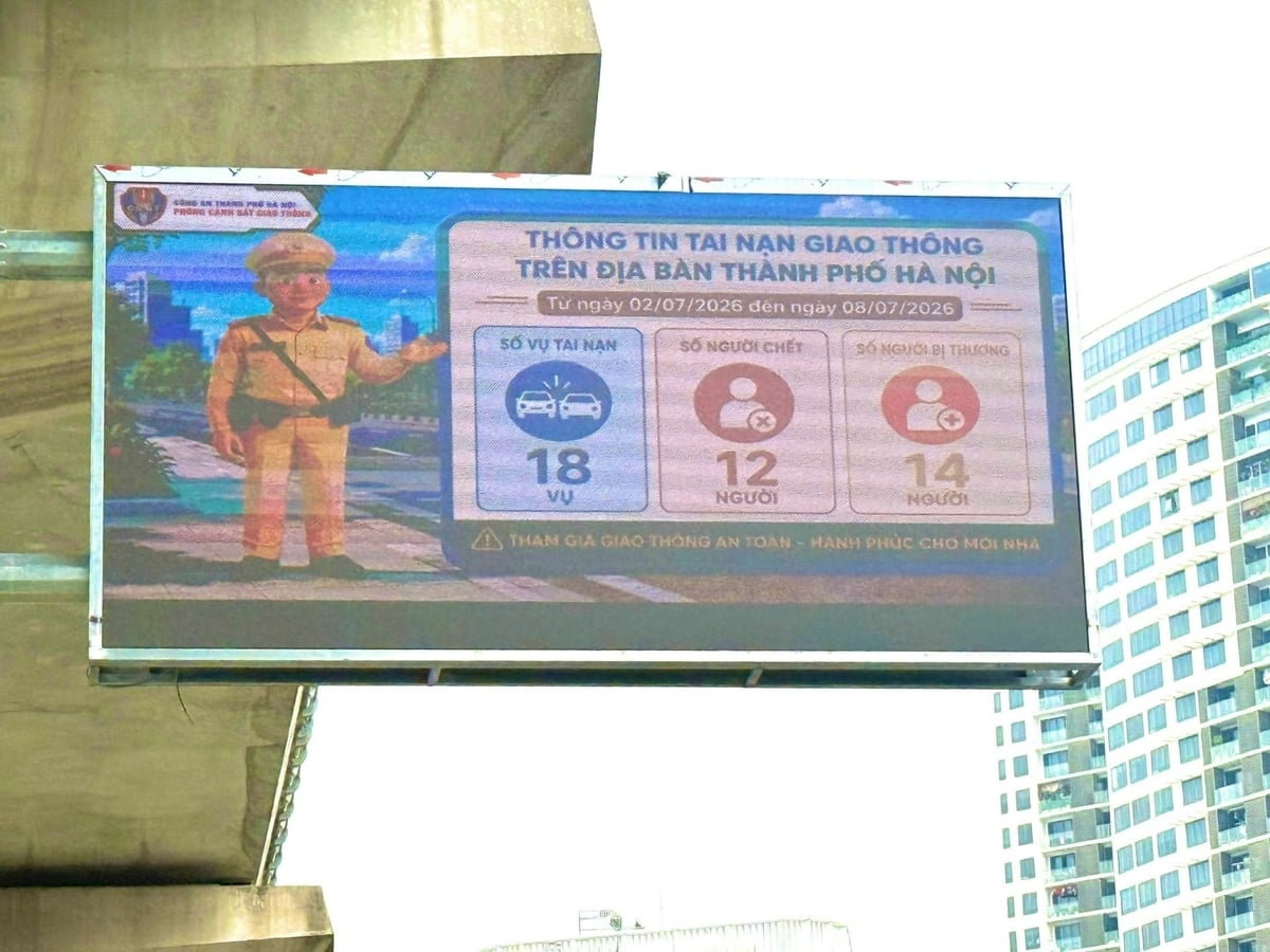 Màn hình LED được lắp tại nút giao cầu vượt Mai Dịch. Ảnh: Cao Sơn.