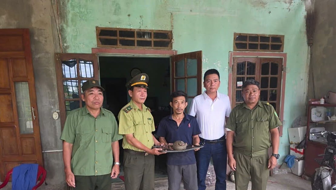 Người dân xã Chân Mây - Lăng Cô bàn giao cá thể tê tê Java. Ảnh: V.D.