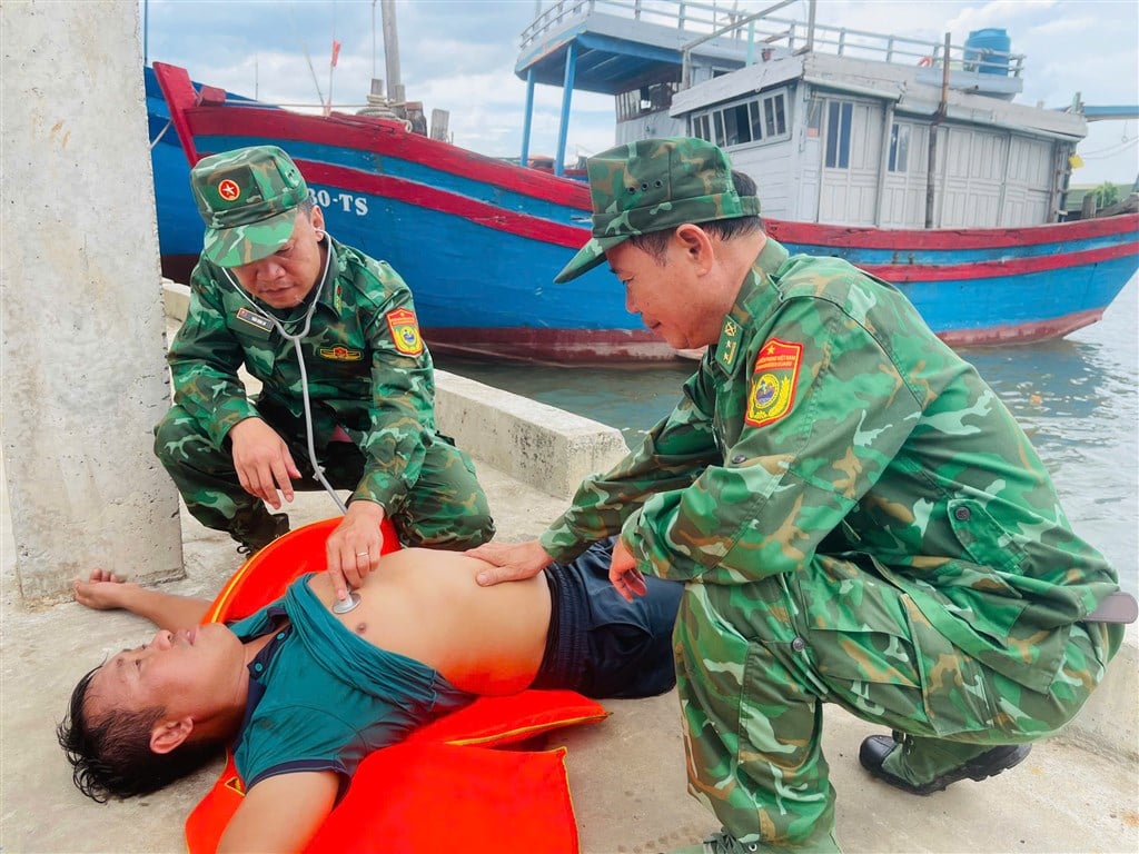 Lực lượng tham gia diễn tập sơ cứu, chăm sóc ban đầu cho thuyền viên bị ngạt khói trước khi chuyển đến cơ sở y tế theo tình huống giả định. Ảnh: Hữu Tình.